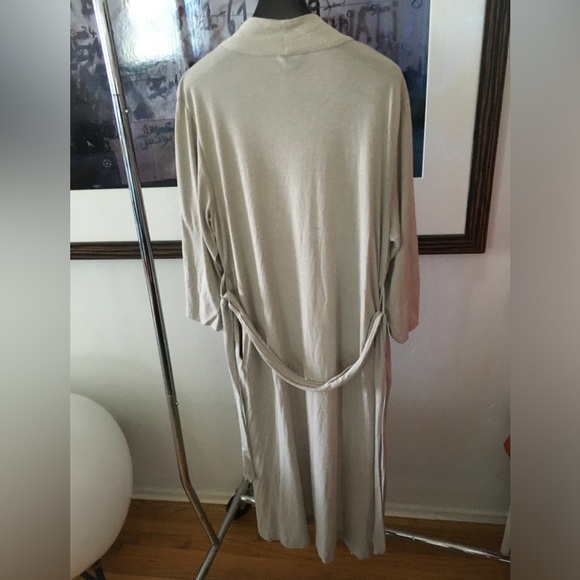 Robe - Picture 2 of 3